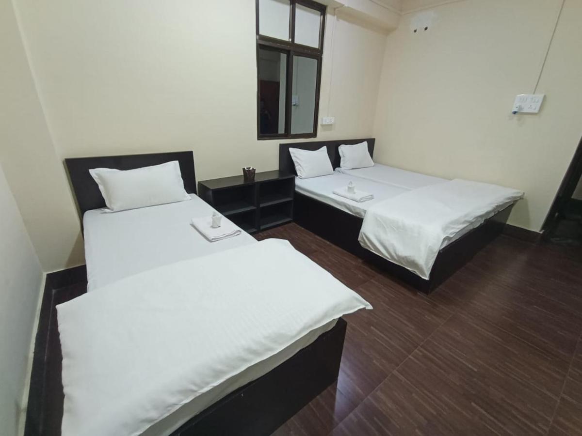 Oyo Thangal Hotel Imphal Zewnętrze zdjęcie